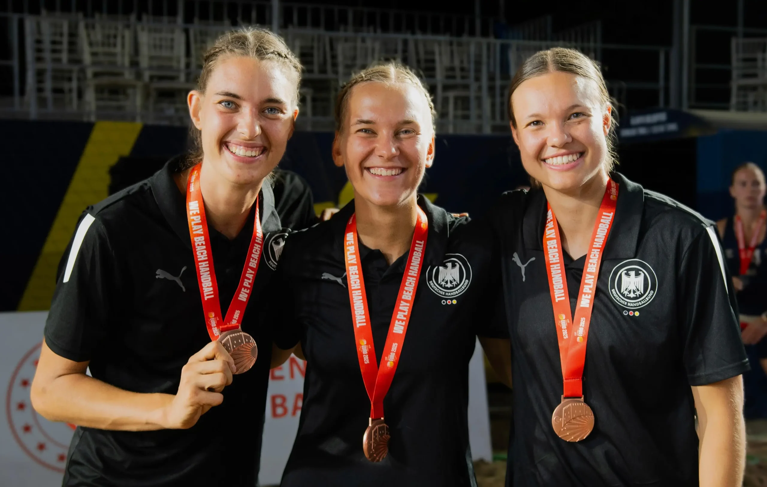 Die TIGER-Girls Isabel, Lena und Belen (rote Trikots) im Spiel gegen Dänemark (v. l. n. r.)